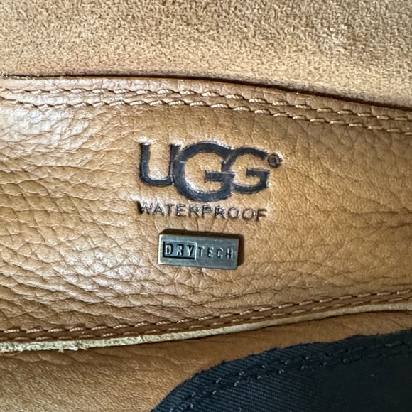 UGG Adirondack lll Tan and Black Fur-Lined Boots - Picture 6 of 6